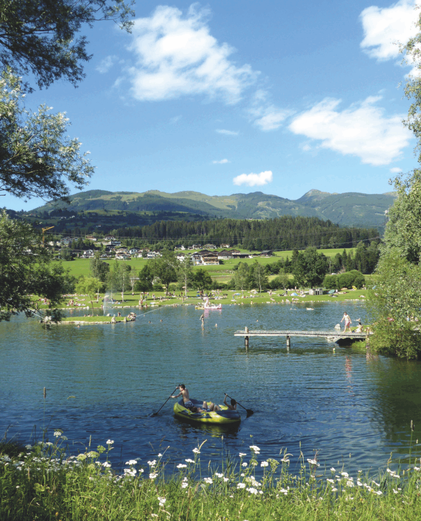 Naturbild mit See und Menschen am See entlang der Salzach