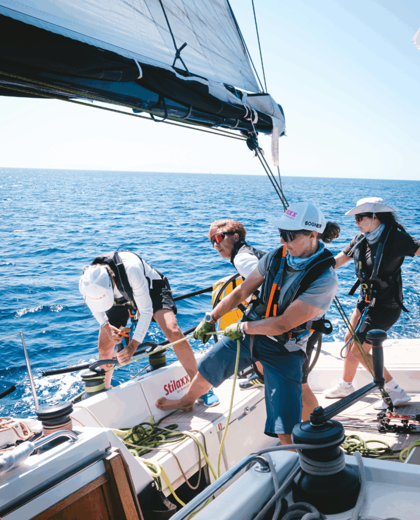 Eine Frauencrew auf einem Segelboot