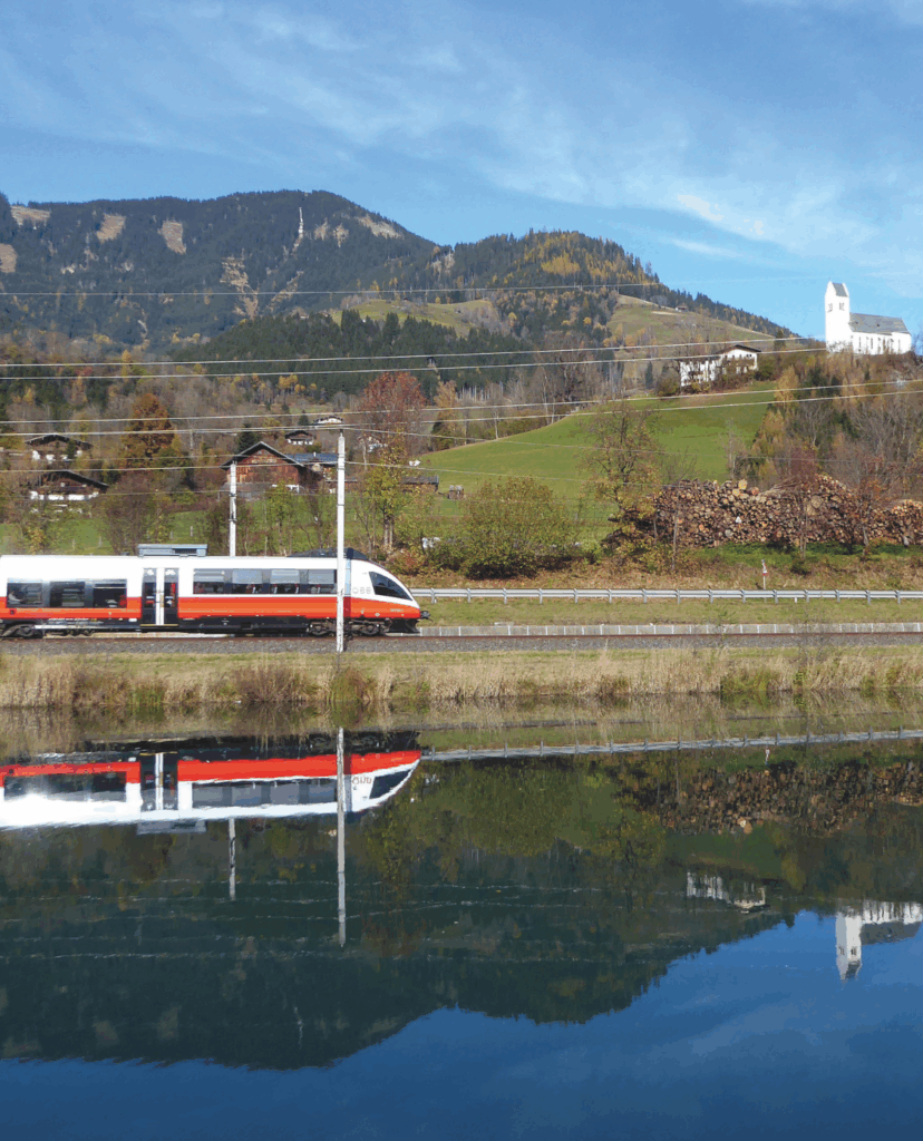 Ein Zug fährt durch eine idyllische Landschaft