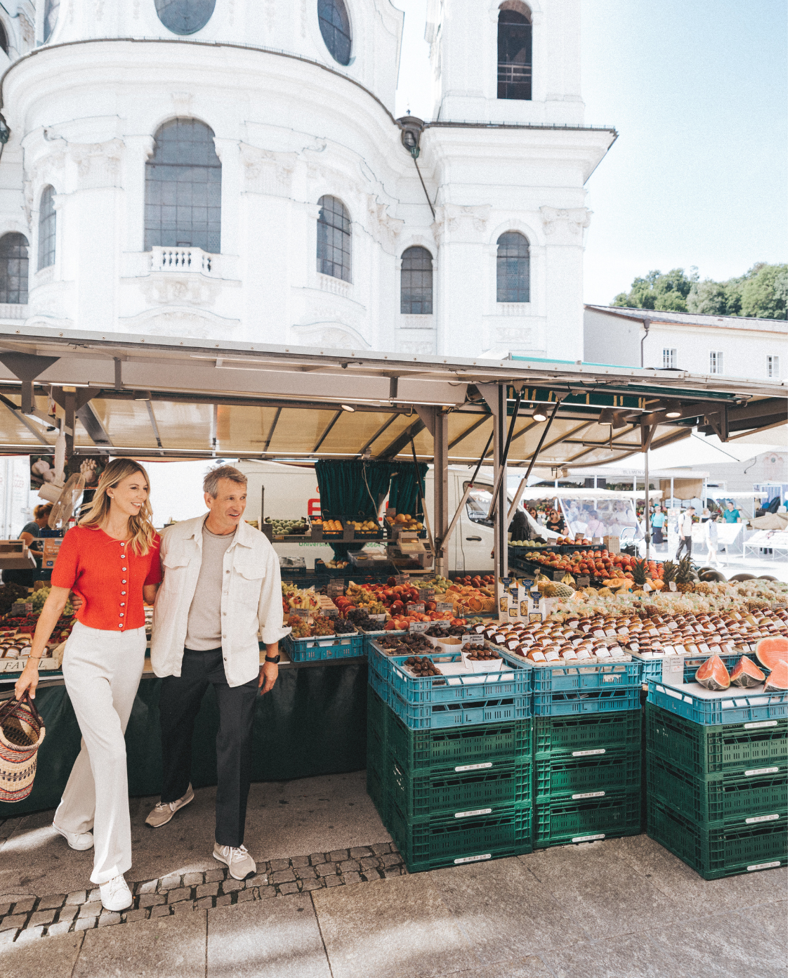 Menschen, die in der Schranne Salzburg einkaufen gehen