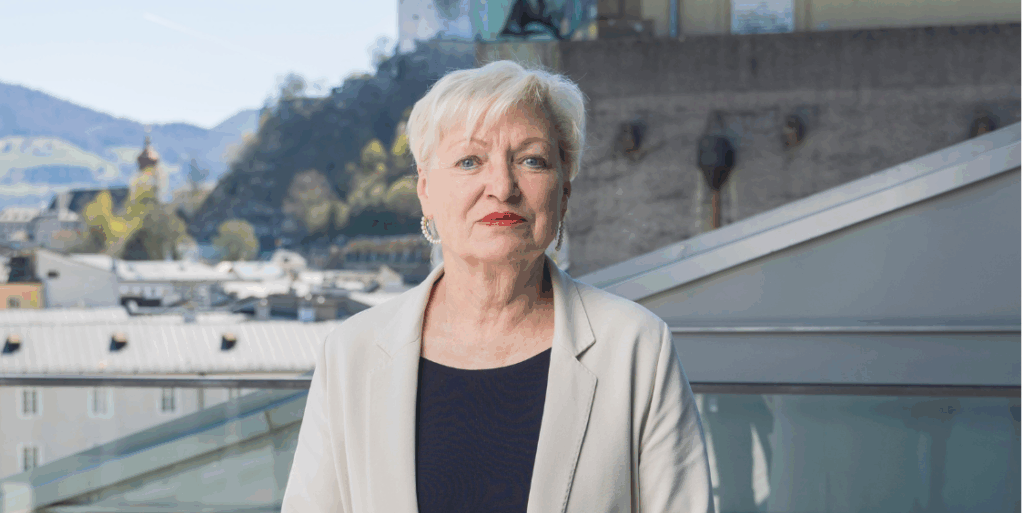 Karin Bergmann vor den Kulissen von Salzburg