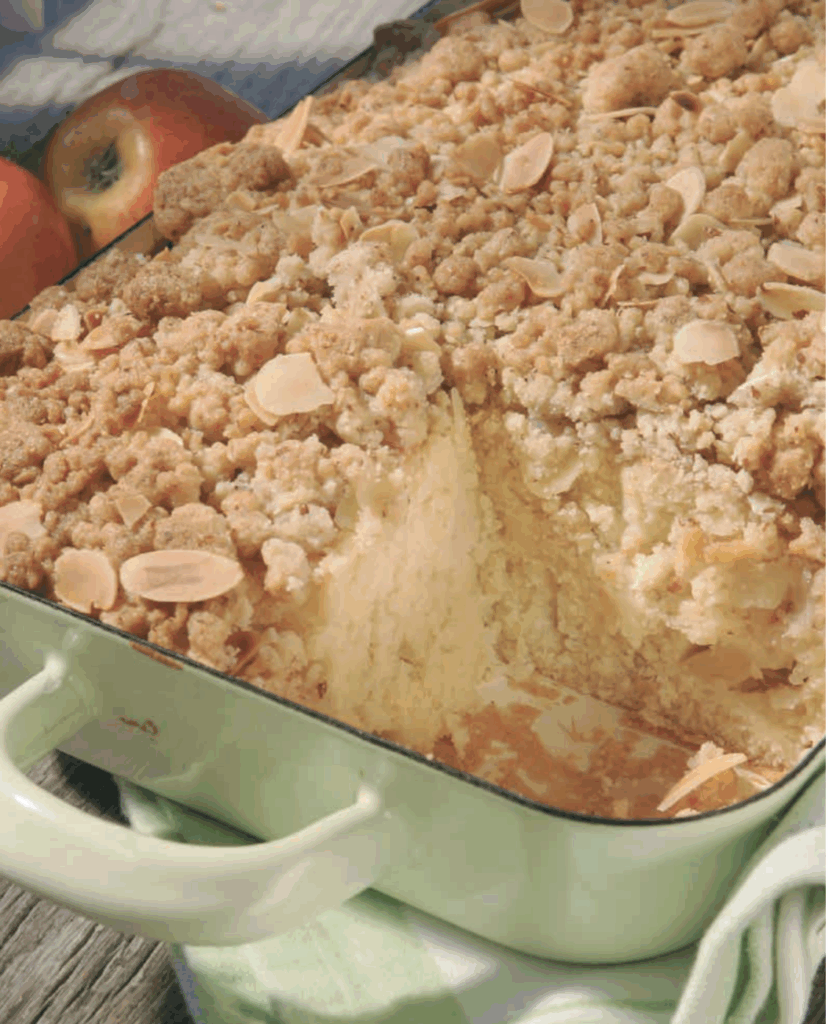 Apfelkuchen in der Pfanne mit Mandelblättern darauf