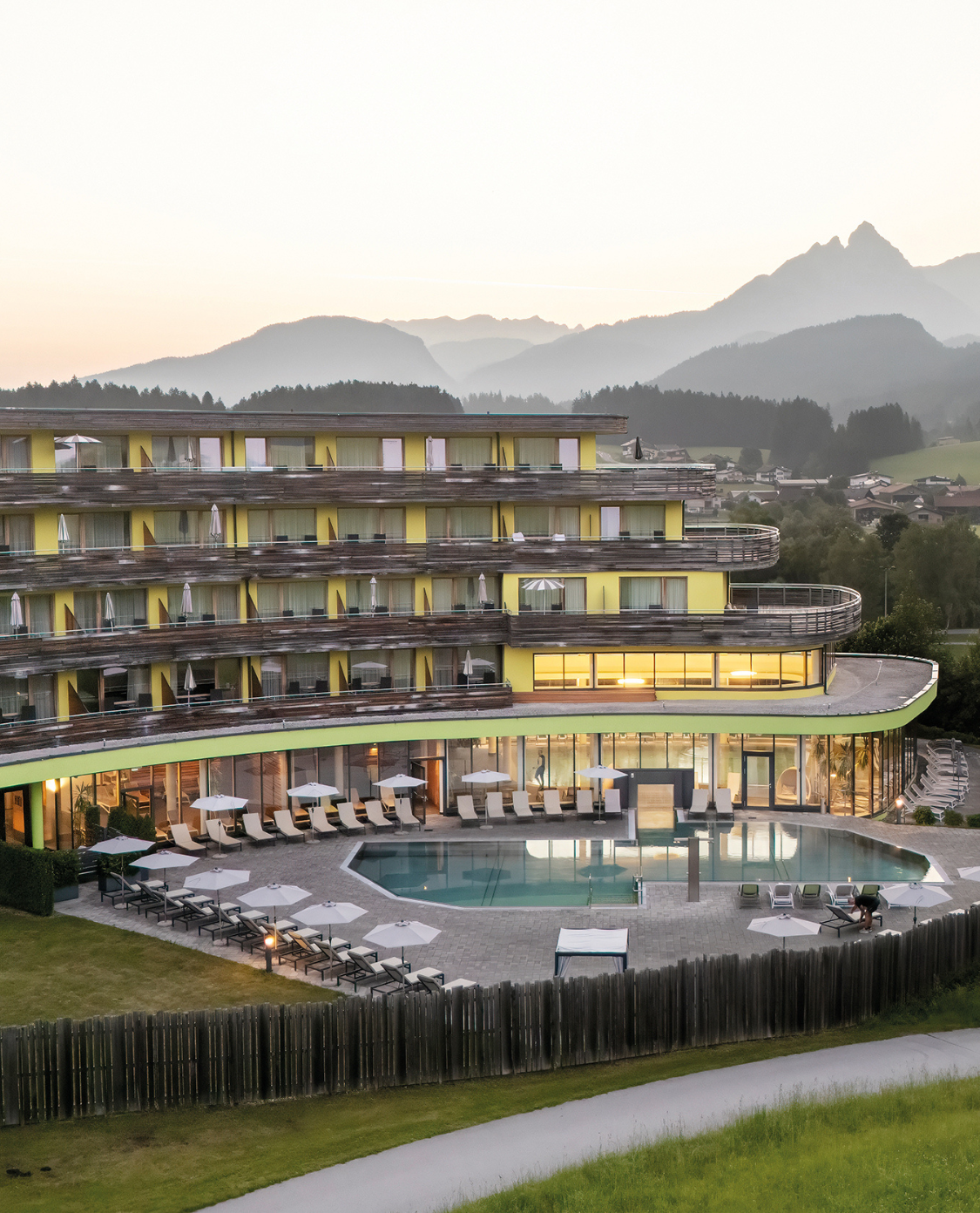 Das Sieben Hotel - Panoramabild vom gesamten Hotelkomplex