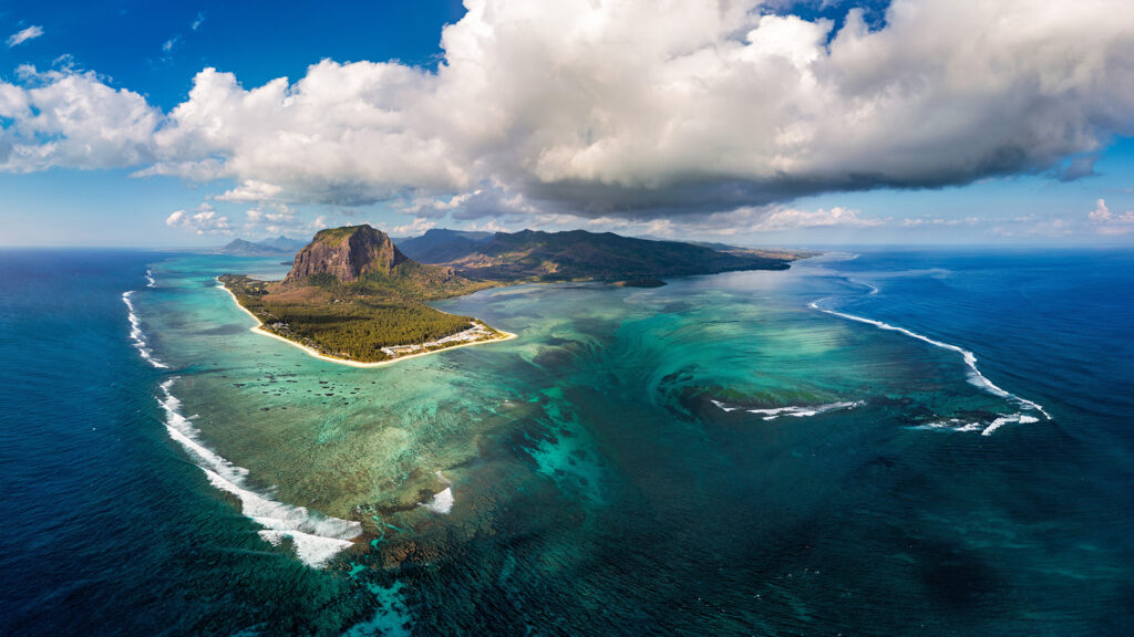 Mauritius: Spektakuläre Luftaufnahme der Halbinsel Le Morne mit Korallenriffen und türkisfarbenen Lagunen auf Mauritius.