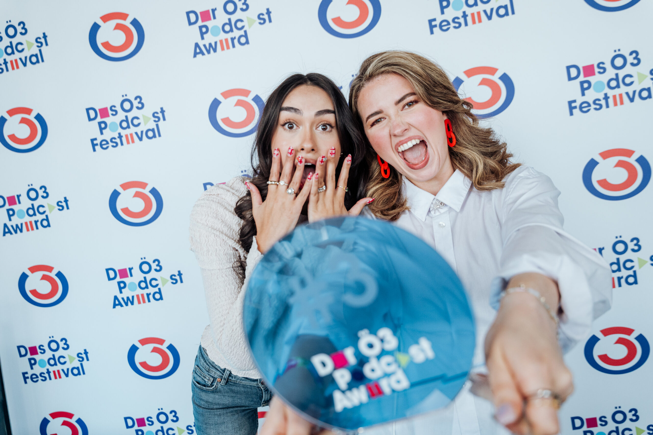 Die Gewinnerinnen des 3. Platzes des Ö3 Podcast Award: Sophia Plätzer und Steffi Harms
