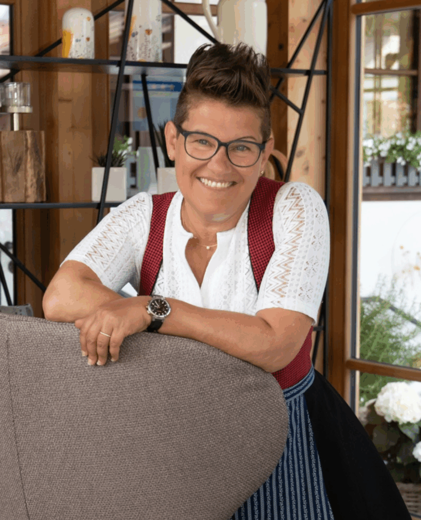 Sonja Gassner blickt in die Kamera, vor einem Sessel
