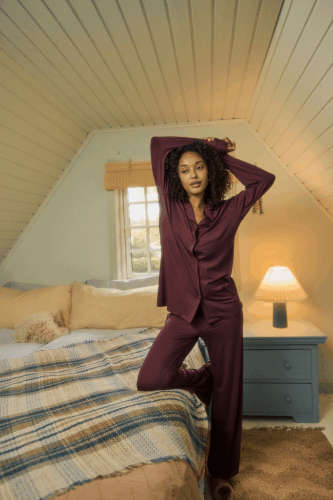 Lily-Kollektion: Pyjama-Langarmshirt und Hose in der Farbe Port Royal um je € 49,95